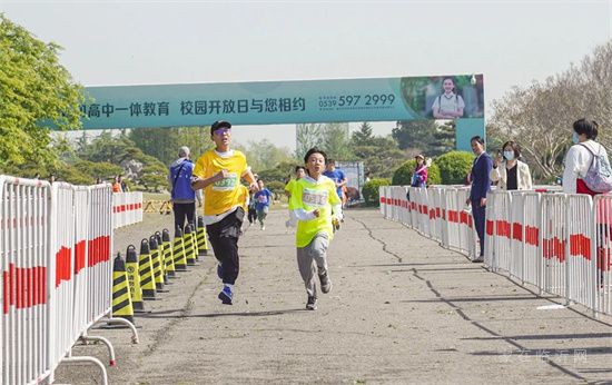 2023年4月16日上午，德鄰社首屆踏春樂跑在美麗的正直公園歡樂開跑。